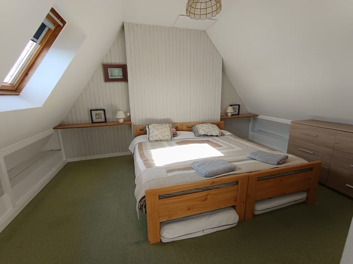 Slaapkamer op de 2e verdieping met opslag en directe toegang tot een badkamer en toilet
2 eenpersoonsbedden 90/190 die tegen elkaar geschoven kunnen worden
2 eenpersoonsbedden 90/190