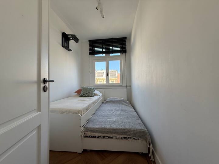 2号卧室配备单人床。 