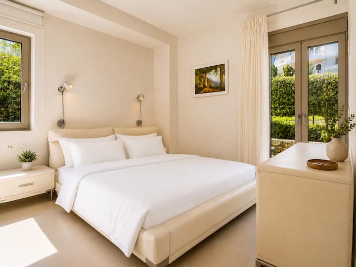 Recámara 2: cama queen, baño privado en suite y acceso directo al jardín