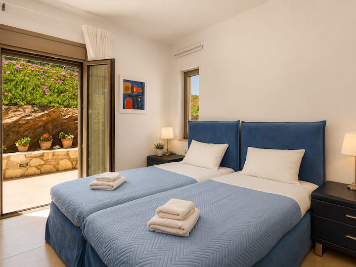 Recámara 3: dos camas individuales, baño privado en la habitación y acceso directo al jardín