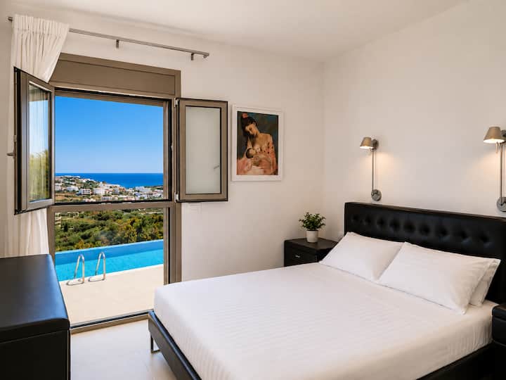 Recámara 1: cama queen, baño privado en suite y hermosa vista al mar