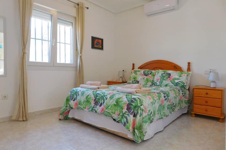 Двокреветна соба со брачен кревет (широк 150-179 см).