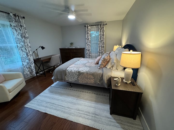 Bračni krevet (širine 150-179 cm). Za 2 osobe.