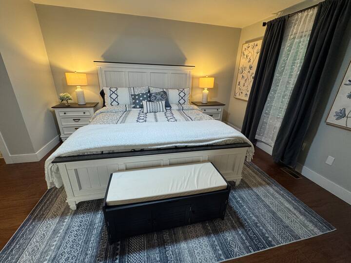 Glavna spavaća soba. Bračni krevet. Za 2 osobe