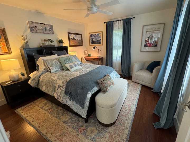 Bračni krevet (širine 150-179 cm). Za 2 osobe.