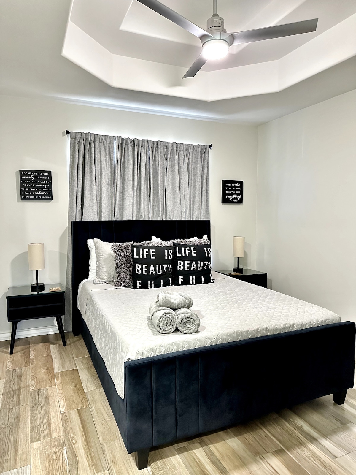 Вторичният апартамент има двойно легло, затъмняващи завеси, гардероб, работно пространство, смарт телевизор и атмосфера, която да ви осигури спокойна нощ. 