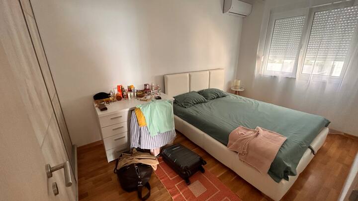 Თუ ორადგილიანი საწოლი გჭირდებათ, სიამოვნებით შევცვლი ჩემს ოთახს. Ეს ჩემი საძინებელია. Მაგრამ შემიძლია მისი შეცვლა. Უბრალოდ, მითხარით.