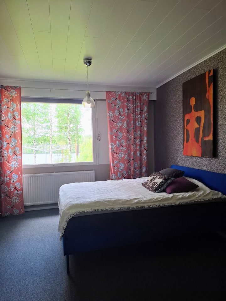 Krevati dopio është 140 cm i gjerë.