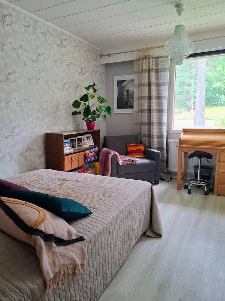 Krevati dopio është 160 cm i gjerë.