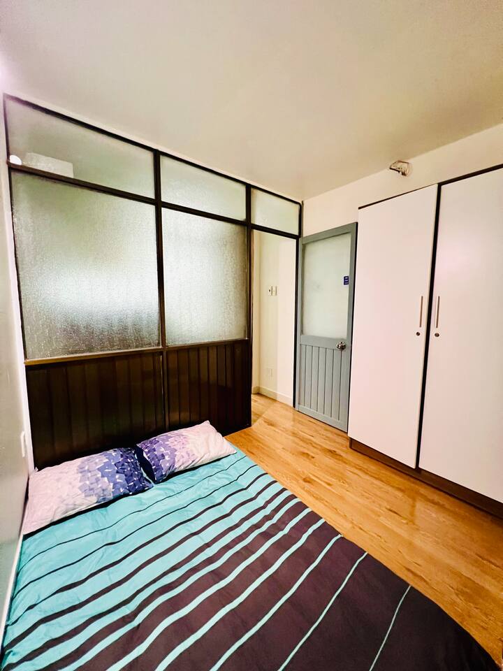 ห้องนอนที่ 2 ออกแบบมาเพื่อความสะดวกสบาย มีท็อปเปอร์หนา 5 ซม. และเครื่องนอนนุ่มสำหรับ 2 คน สามารถใช้เครื่องปรับอากาศจากห้องนอน 1 ร่วมกันได้หากคุณต้องการอากาศเย็นในทั้งสองห้อง