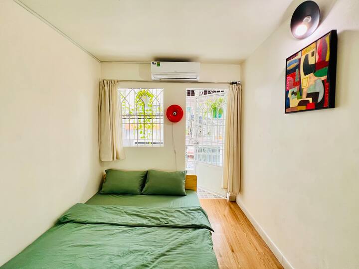 ห้องนอนส่วนตัวนี้ออกแบบมาเพื่อความสะดวกสบายและผ่อนคลาย มีสมาร์ททีวีแอนดรอยด์ขนาดใหญ่เพื่อให้คุณเพลิดเพลินกับรายการและภาพยนตร์ที่คุณชื่นชอบ