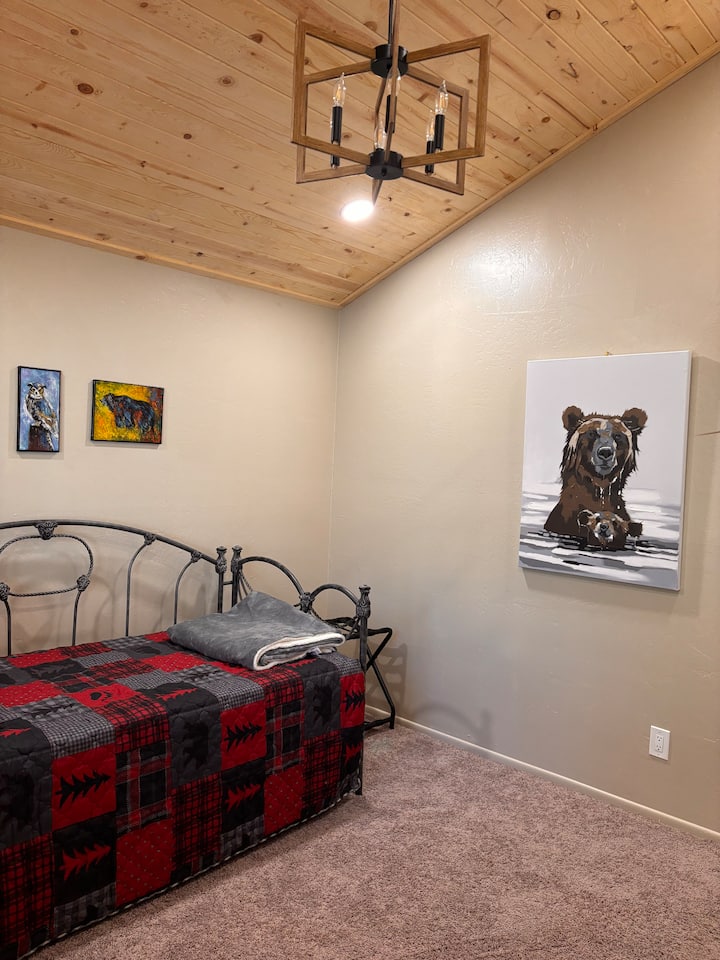 غرفة نوم ثالثة مع سرير متحرك تحت سرير نهاري