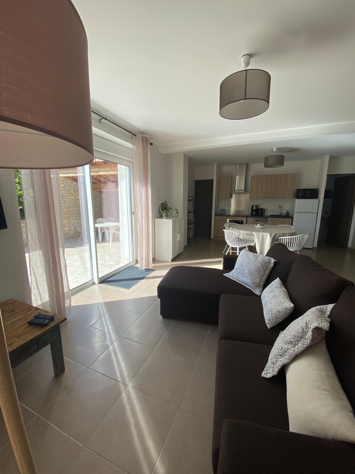 Ნათელი და ფართო მისაღები ოთახი გადაჰყურებს 45 მ2 ფართობის დიდ ტერასას, რომელიც აღჭურვილია შეზლონგებითა და ბაღის ავეჯით. Არდეშის ბუნების ულამაზესი დაუბრკოლებელი ხედები და ზეთისხილის ხეების პატარა მინდორი