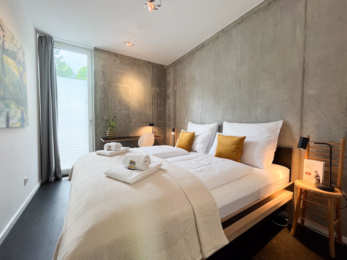 Фантастичен сон во брачен кревет (широк 150-179 см) со хотелска постелнина, избор на перници и опција за затемнување