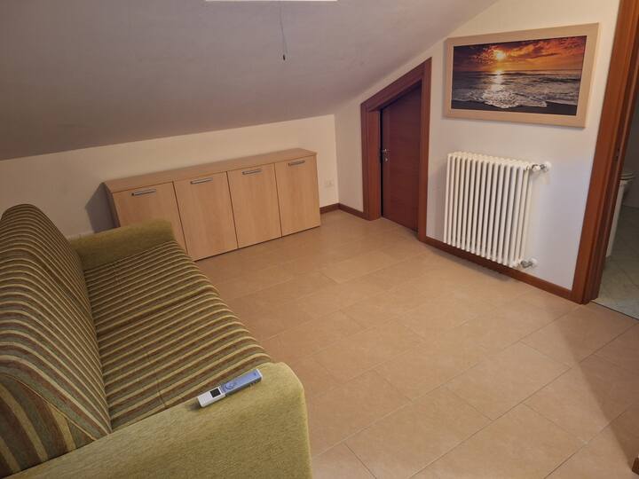 ספה נפתחת זוגית. חדר פתוח, אין דלת אלא וילון האפלה לסגירת האזור, יש חלון גג.