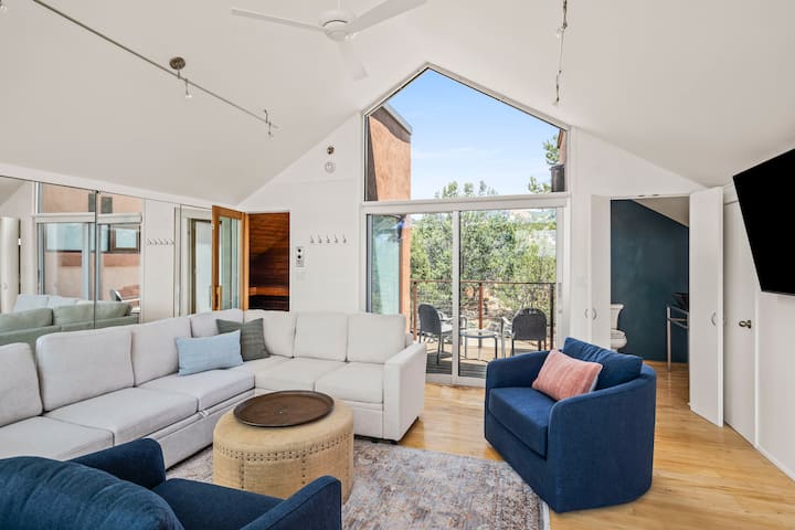 Sehemu nyingine ya kukusanyika yenye madirisha makubwa na mandhari nzuri kwa ajili ya starehe, muunganisho na mapumziko.