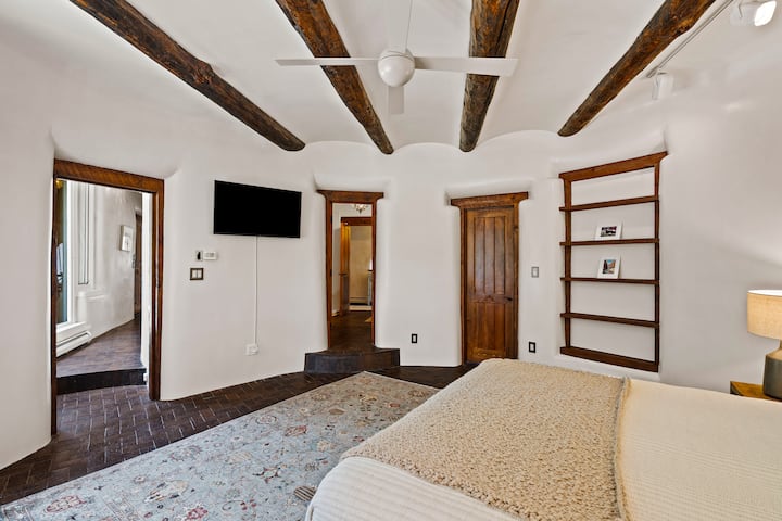 Chumba kikubwa cha kulala cha kijijini.