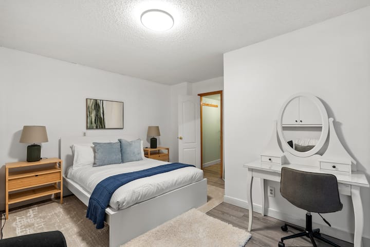 Трета спална соба, лоцирана на долниот кат, со двоен кревет, суета и плакар.