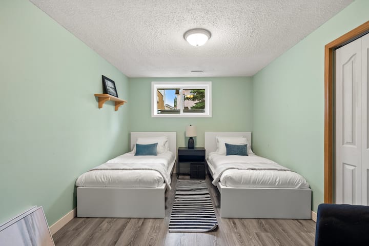 Четврта спална соба, лоцирана на долниот кат, со два (x2) единечни кревета и плакар.