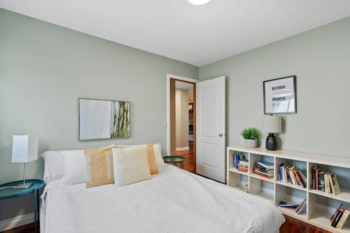 Втора спална соба, лоцирана на главниот кат, со брачен кревет (широк 150-179 см), нијанси за затемнување на собата и плакар.