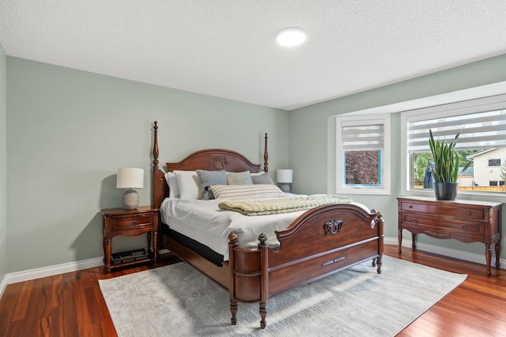 Главна спална соба, која се наоѓа на главниот кат, со брачен кревет (широк 150-179 см), гардеробер, плакар, нијанси за затемнување на собата и приватна бања со тоалет.