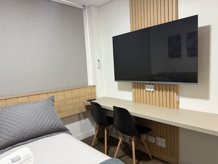 חדר עם טלוויזיה חכמה 50 אינץ'