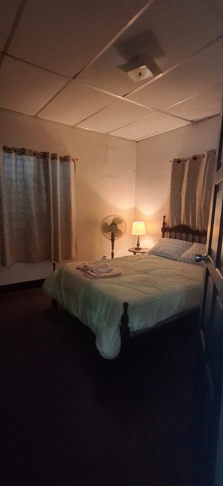 Ovo je druga spavaća soba s ventilatorom, kabelskom televizijom i zajedničkom kupaonicom. Ima vanjski dnevni boravak, a možete se koristiti i vanjskim trijemom. Ima vlastitu bravu i ključ na oba vrata radi vaše sigurnosti