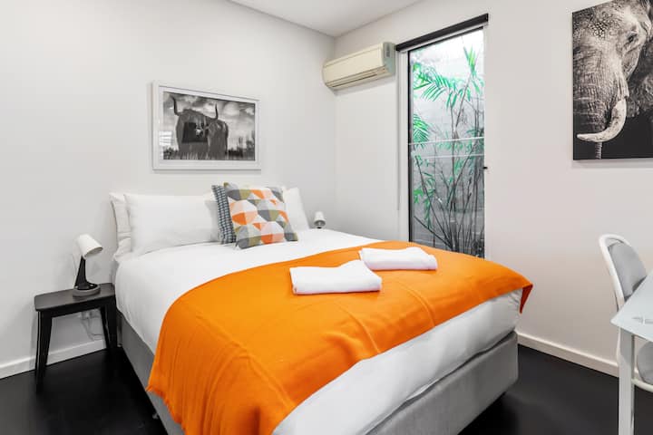 La troisième chambre au rez-de-chaussée dispose d'un grand lit et d'un espace de travail, ce qui la rend parfaite pour les télétravailleurs ou les personnes qui recherchent un endroit calme pour se détendre loin de la pièce de vie principale.