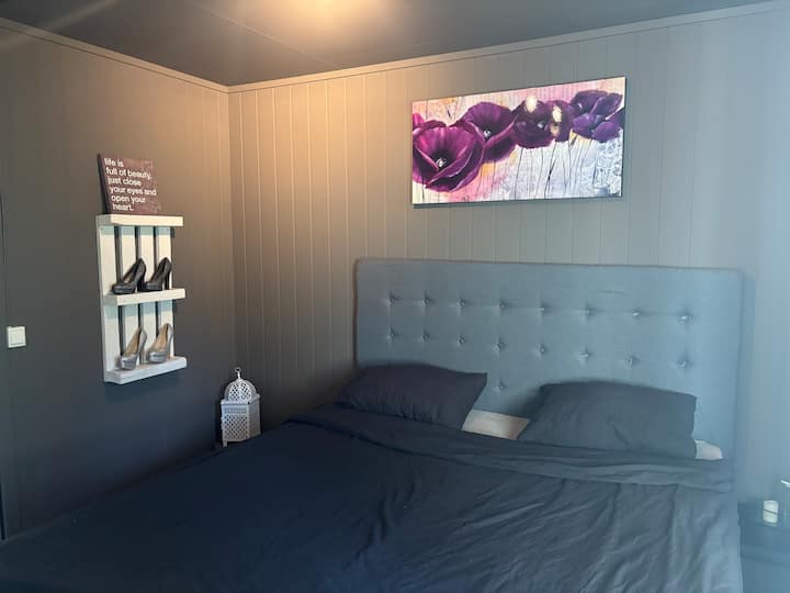 سرير مزدوج 180. 
