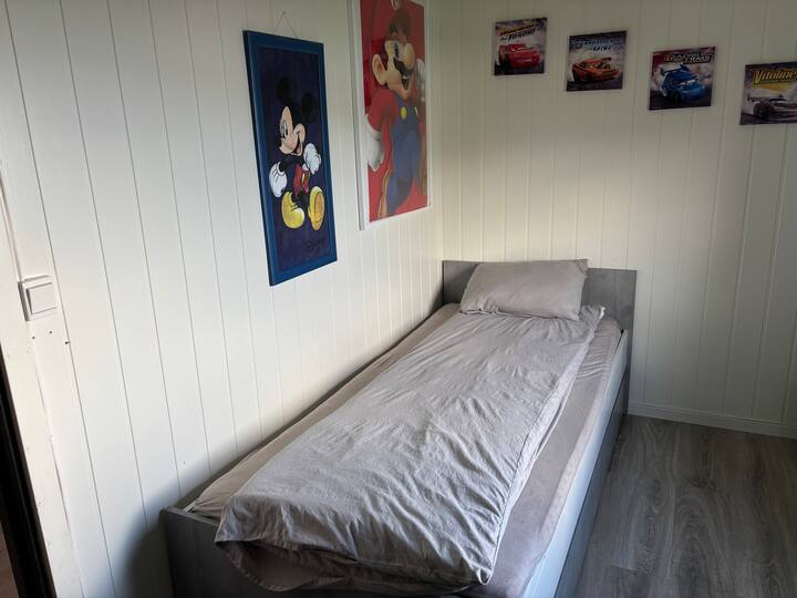 سرير فردي، ستائر داكنة. إطلالة على البحر