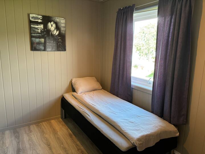 سرير فردي وستائر داكنة وستائر قابلة للطي. إطلالة على البحر.
يمكن وضعه في مرتبة قابلة للنفخ إذا لزم الأمر