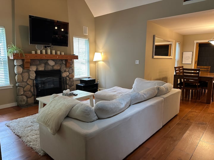 Cozy Family Getaway With Resort Amenities - Cultus Lake