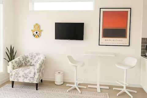 Successful Airbnb property: Bright Hollywood Studio with Parking/Pool/Rooftops in Hollywood