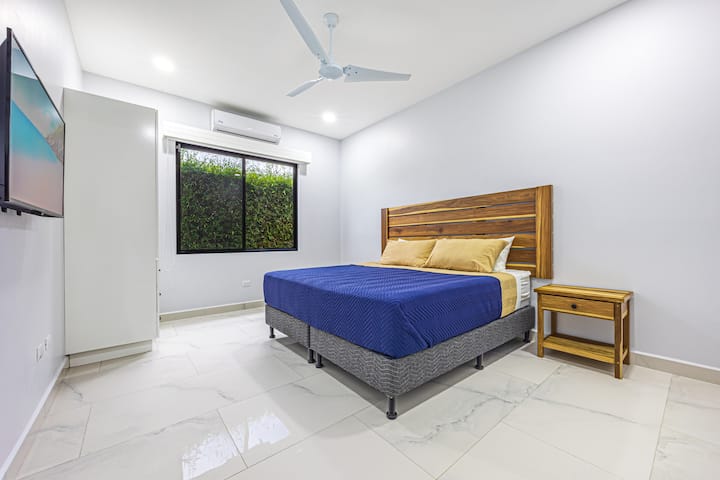 ห้องนอนที่ 3 พร้อมเตียงขนาดคิงไซส์ เครื่องปรับอากาศ สมาร์ททีวี พัดลมเพดาน และตู้เสื้อผ้า