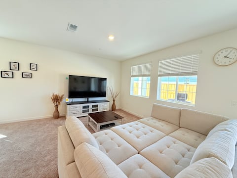 Popular Airbnb listing: Brand-New Modern 4BR | Elk Grove in Elk Grove