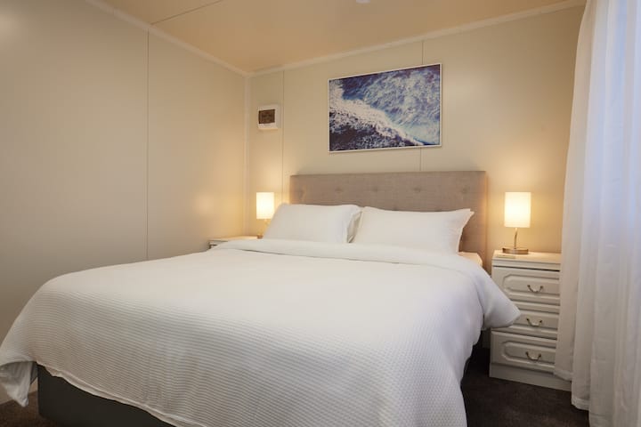 Нашата нова спална соба може да се пофали со удобен брачен кревет (широк 150 – 179 см) и чаршафи со 500 нишки, заедно со голем број перници од кои може да изберете и удобен јорган.