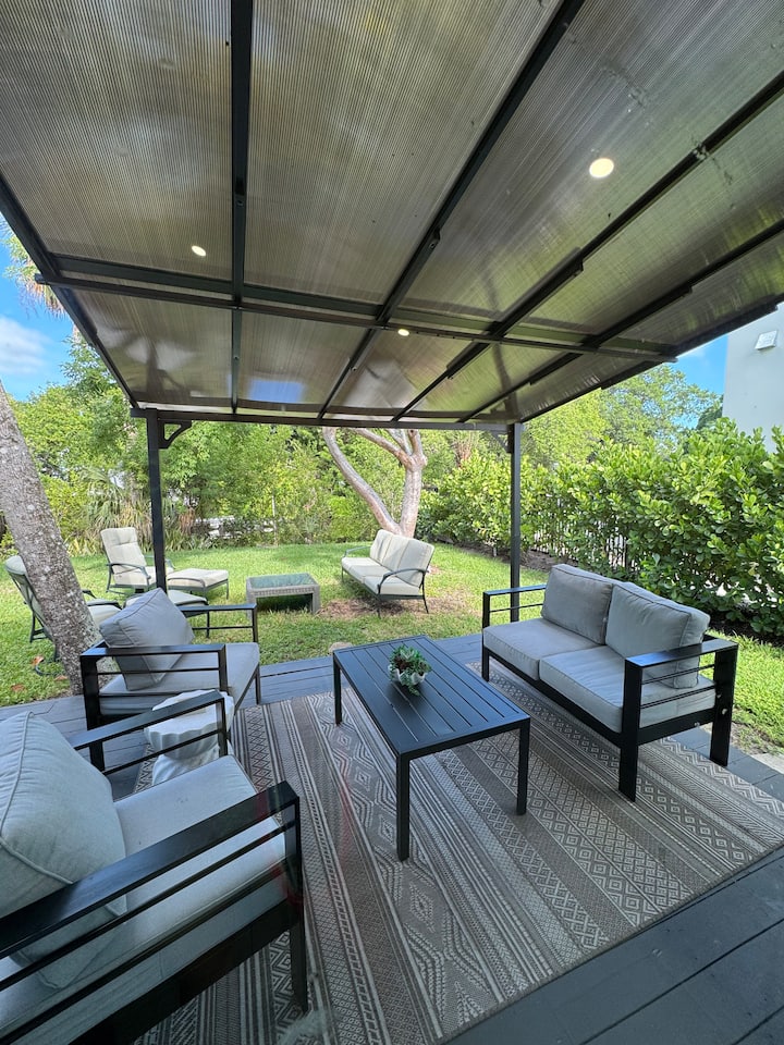 Coastal Stay | 5th Ave & Naples Beach 10 Min Away - Naples, FL