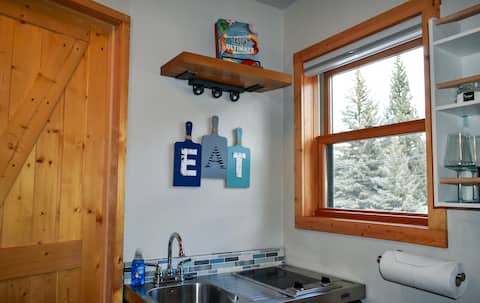 Popular Airbnb listing: Cozy Studio in Lake City in Lake City