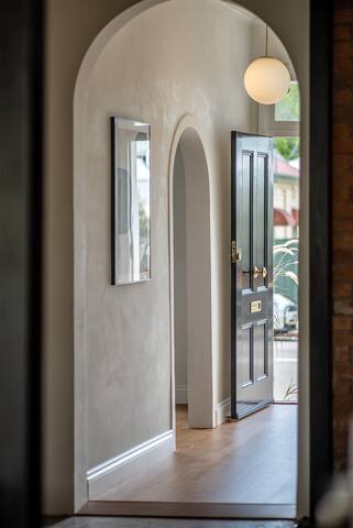 Luxury Historic Landmark ‘Holdgate’s Cottage’ gallery image 4