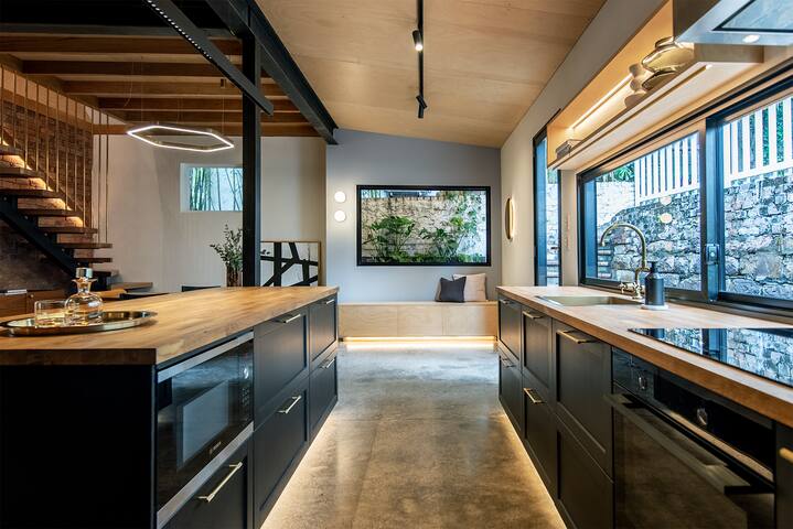 Luxury Historic Landmark ‘Holdgate’s Cottage’ gallery image 5