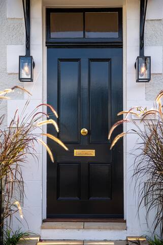 Luxury Historic Landmark ‘Holdgate’s Cottage’ gallery image 3