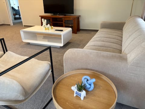 Walk to wineries - Modern retreat