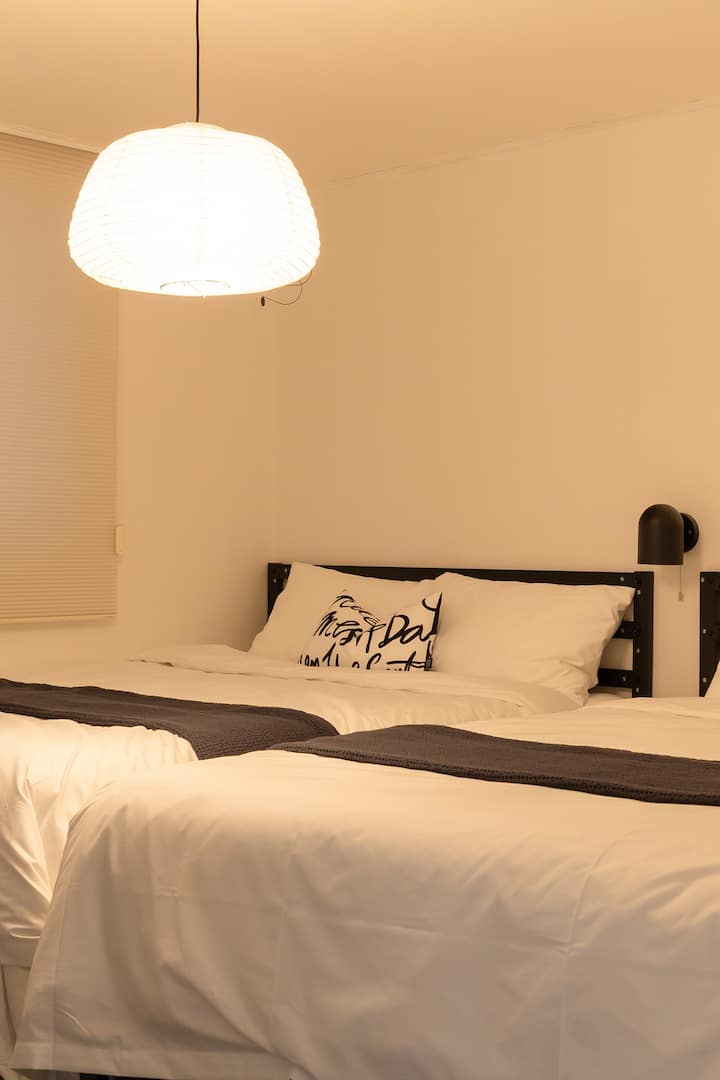 Le luci accanto al letto godono al massimo dell'atmosfera notturna. È ideale per leggere o meditare sotto la luce soffusa. L'illuminazione indiretta accanto al letto esalta la sensibilità della notte. È bello leggere libri o godersi la meditazione sotto il caldo soffice e al di sotto.L'illuminazione indiretta del letto mette in risalto la sensazione della notte. È fantastico leggere un libro o godersi la meditazione nel dolce calore e nel sottosuolo.