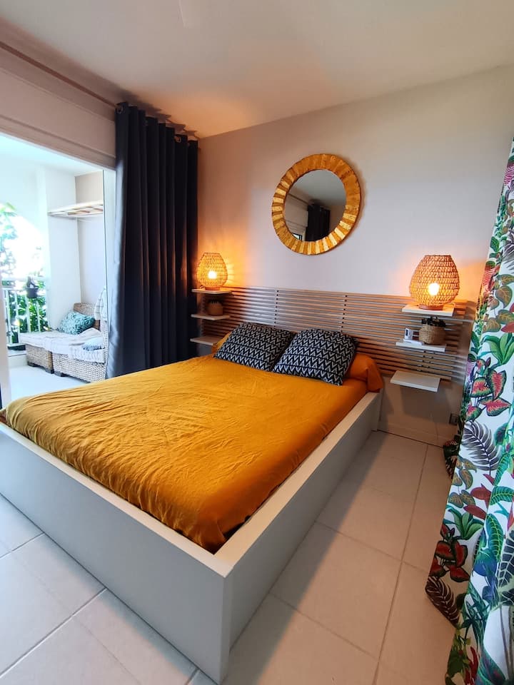 Hlavná izba s výhľadom na verandu a more.