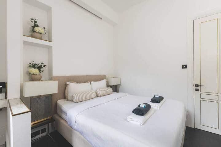 Тихо място за отдих с двойно легло и специално бюро – идеално за дистанционна работа или учене на спокойствие.

