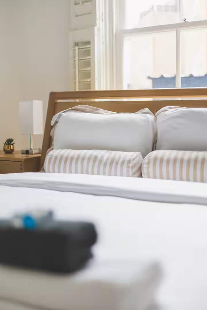 Насладете се на спокойна нощ в тази тиха и стилна двойна стая, която предлага спално бельо с хотелско качество и просторен гардероб.

