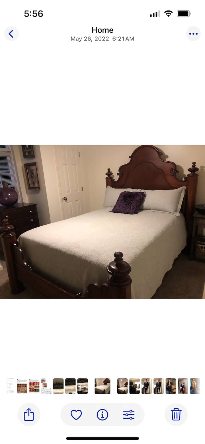  Dormitorio 2, cómoda cama queen de cuatro postes, TV de pared y dos armarios pequeños