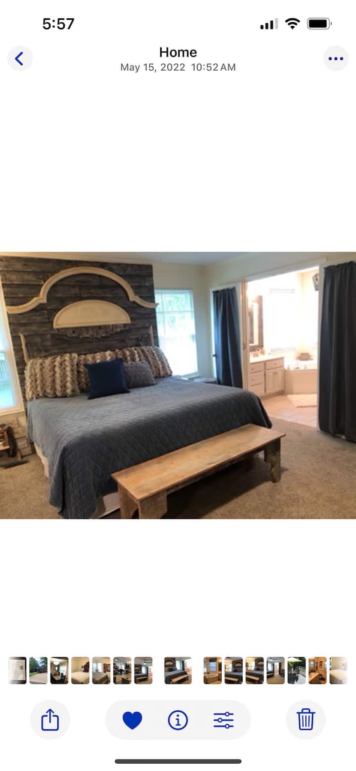 Dormitorio principal con baño principal y vestidor y baño principal.