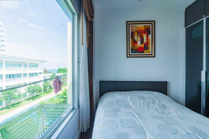 إطلالة جزئية على المحيط من غرفة النوم