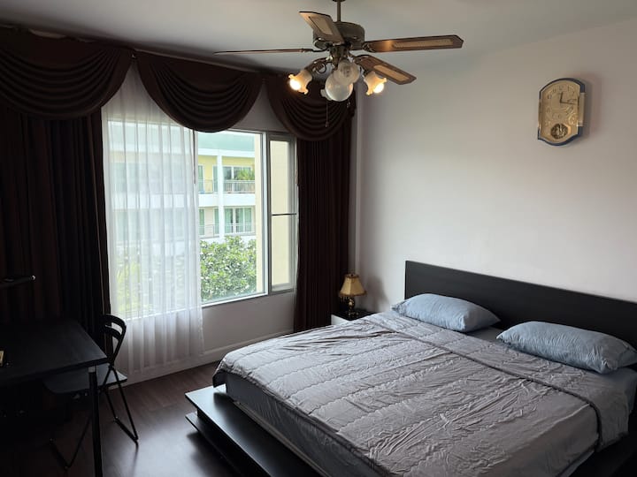 سرير بحجم كينج مع مكتب 